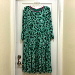 This beautiful Kelly Green Floral Dress by Eliza J in size 18W.